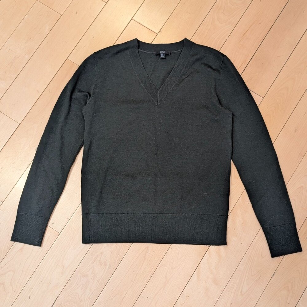MOVING SALE COS V-Neck Sweater 100% Wool Women's Size XS Dark Olive Green